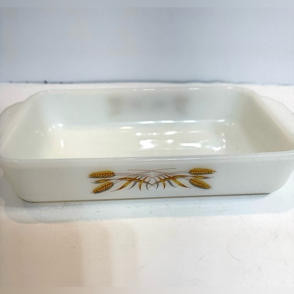 Vintage Fire King Anchor Hocking  1.5 Qt  Milk Glass Wheat Pattern USA Bake Dish - Picture 5 of 6